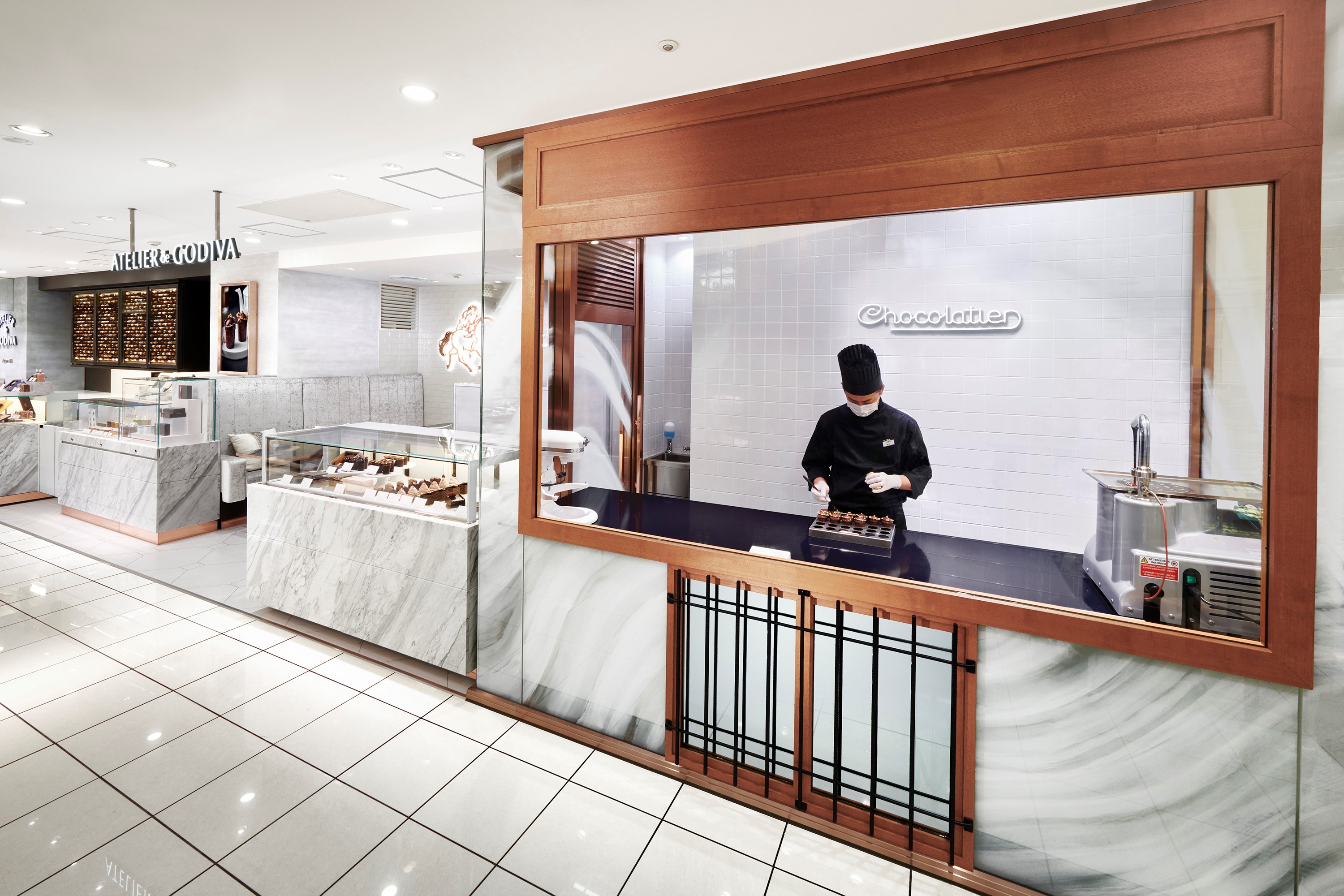 アトリエ ドゥ ゴディバのシェフ・パティシエの仕事風景