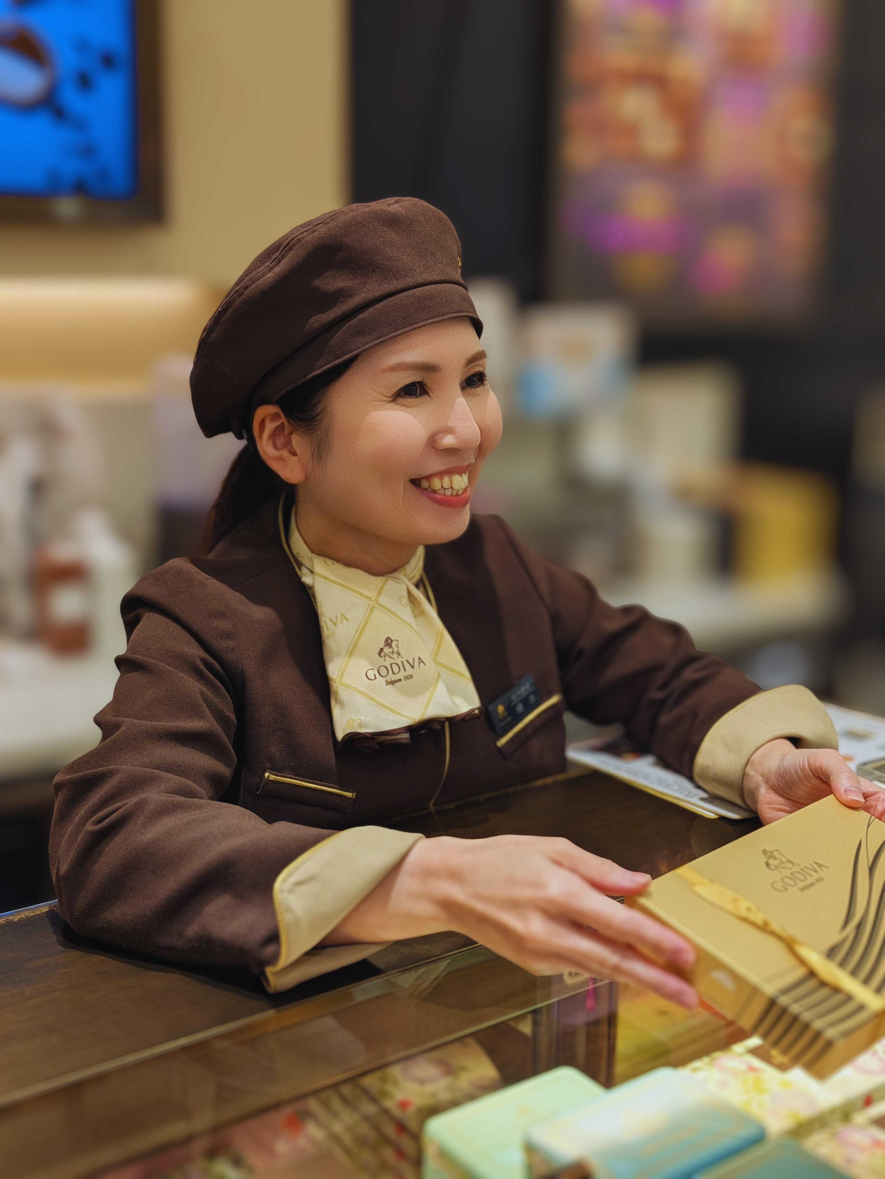 GODIVAの女性店員