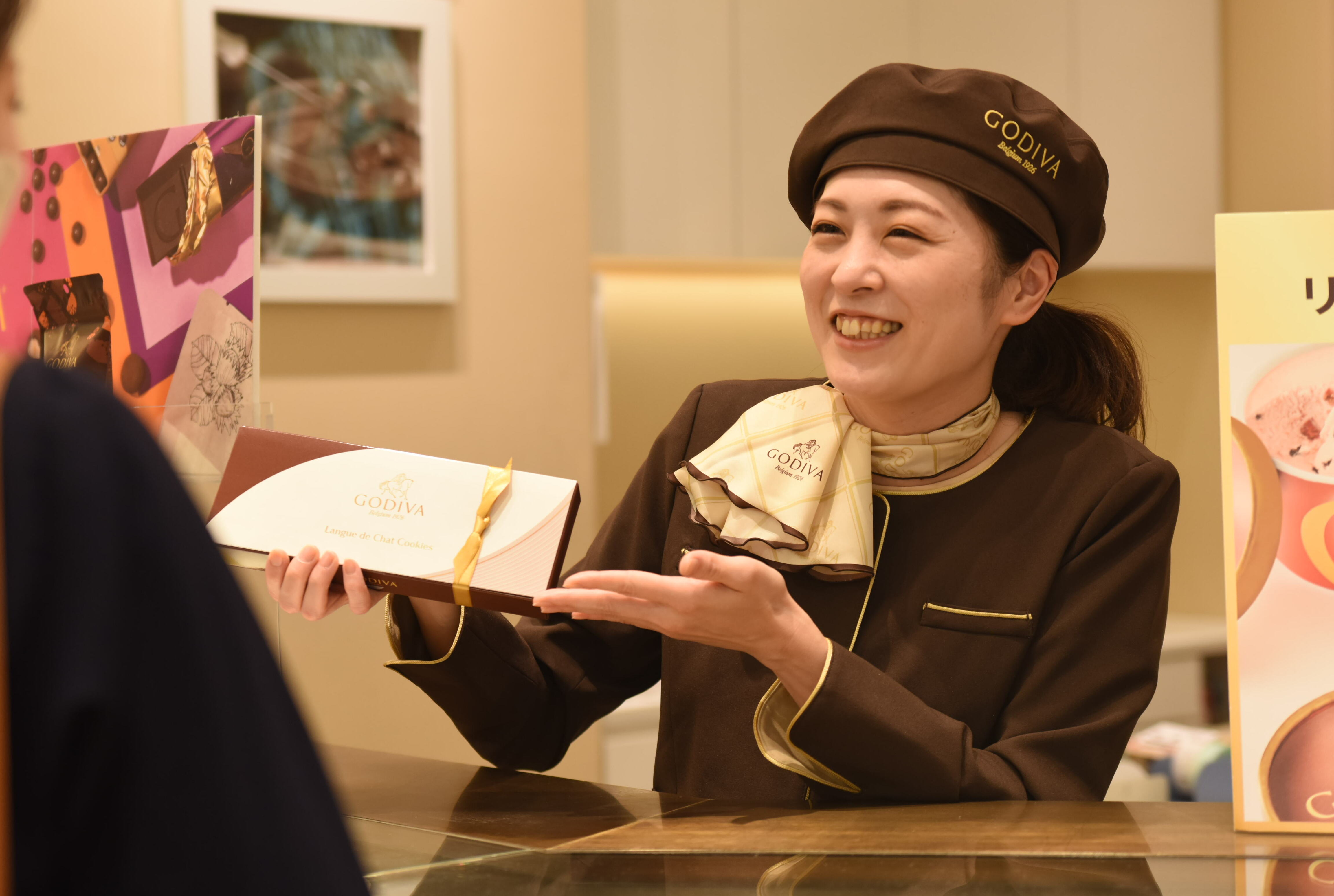 GODIVAの女性店員