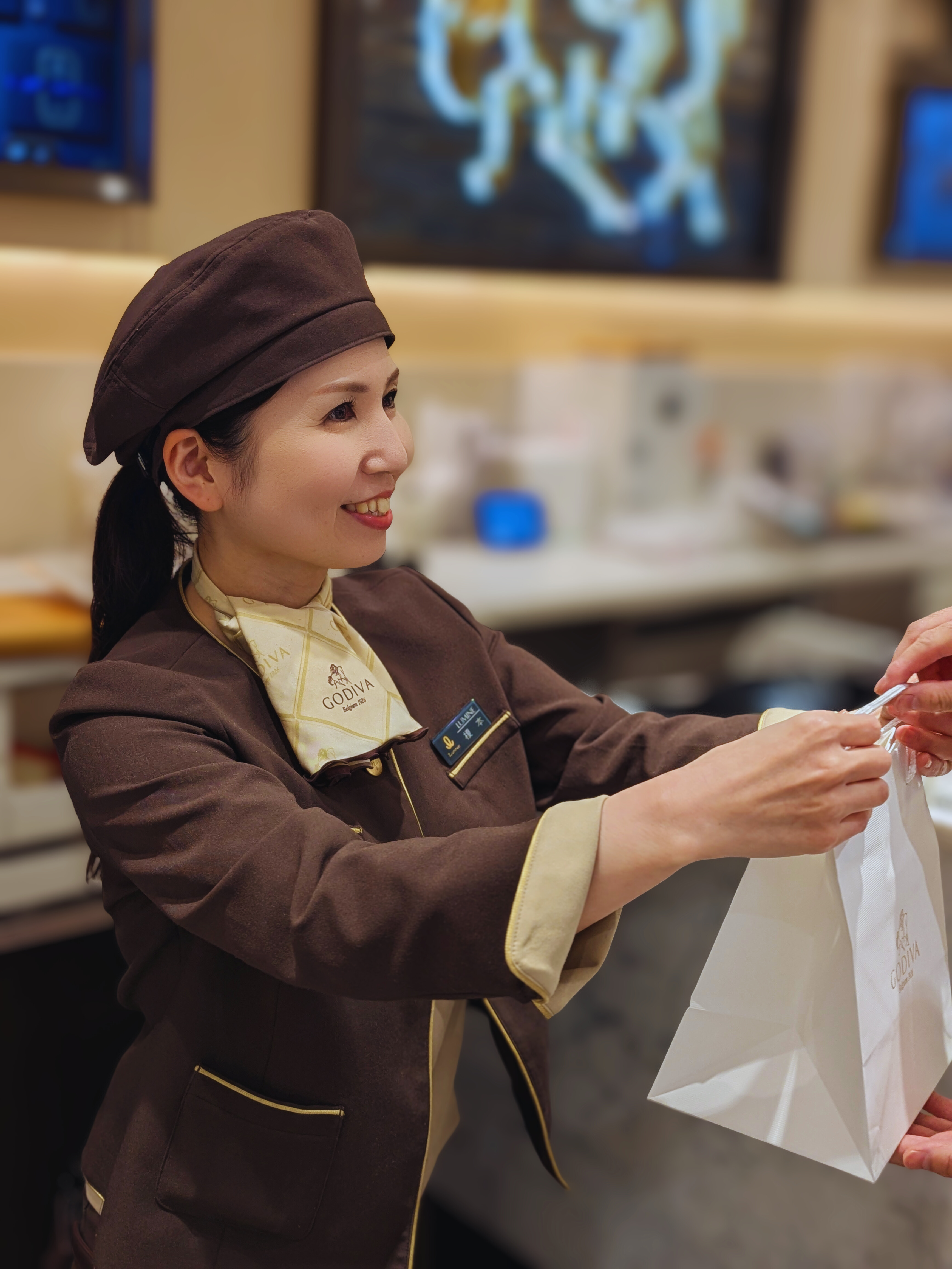 GODIVAの女性店員