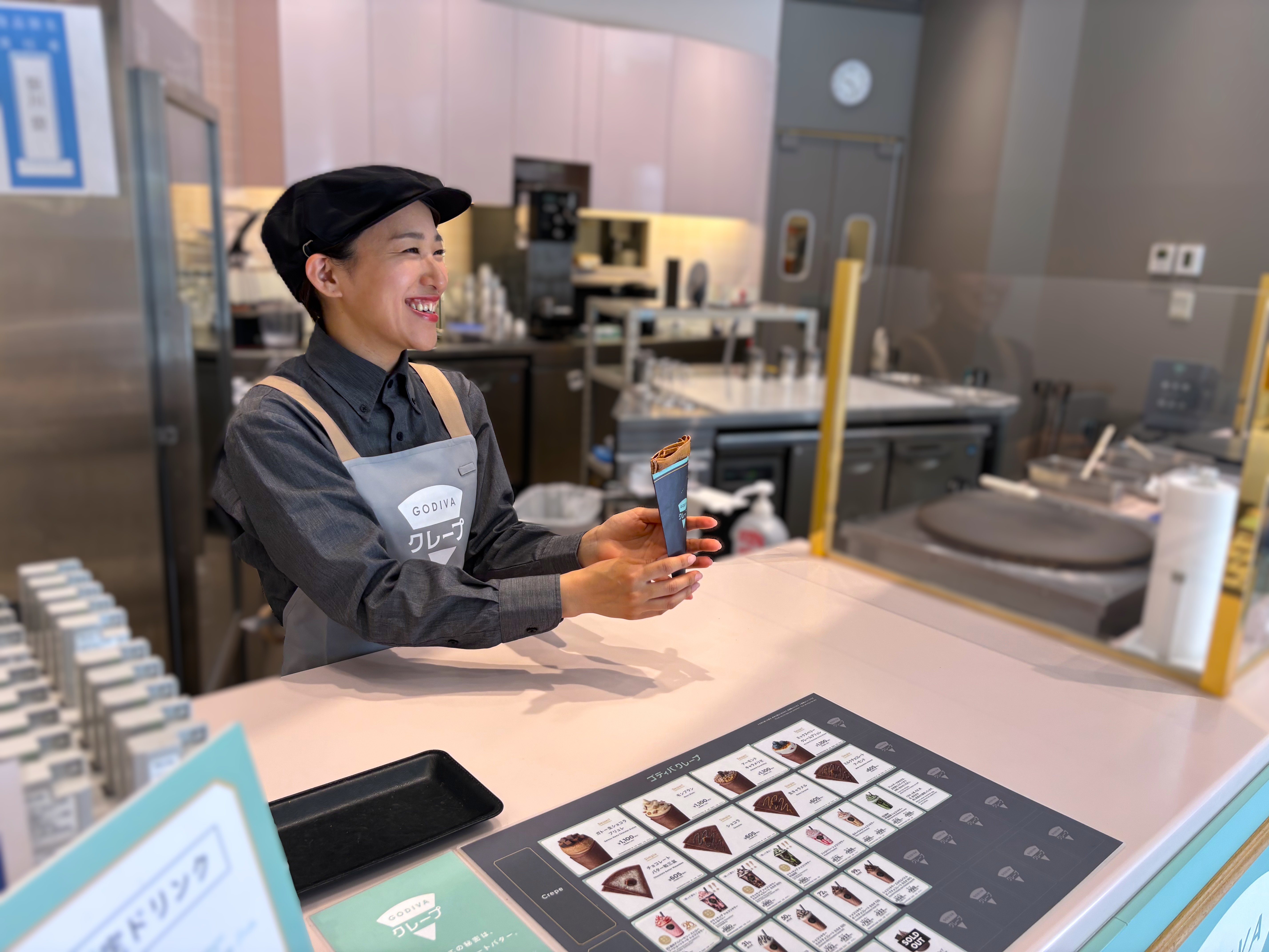 商品を差し出す女性店員