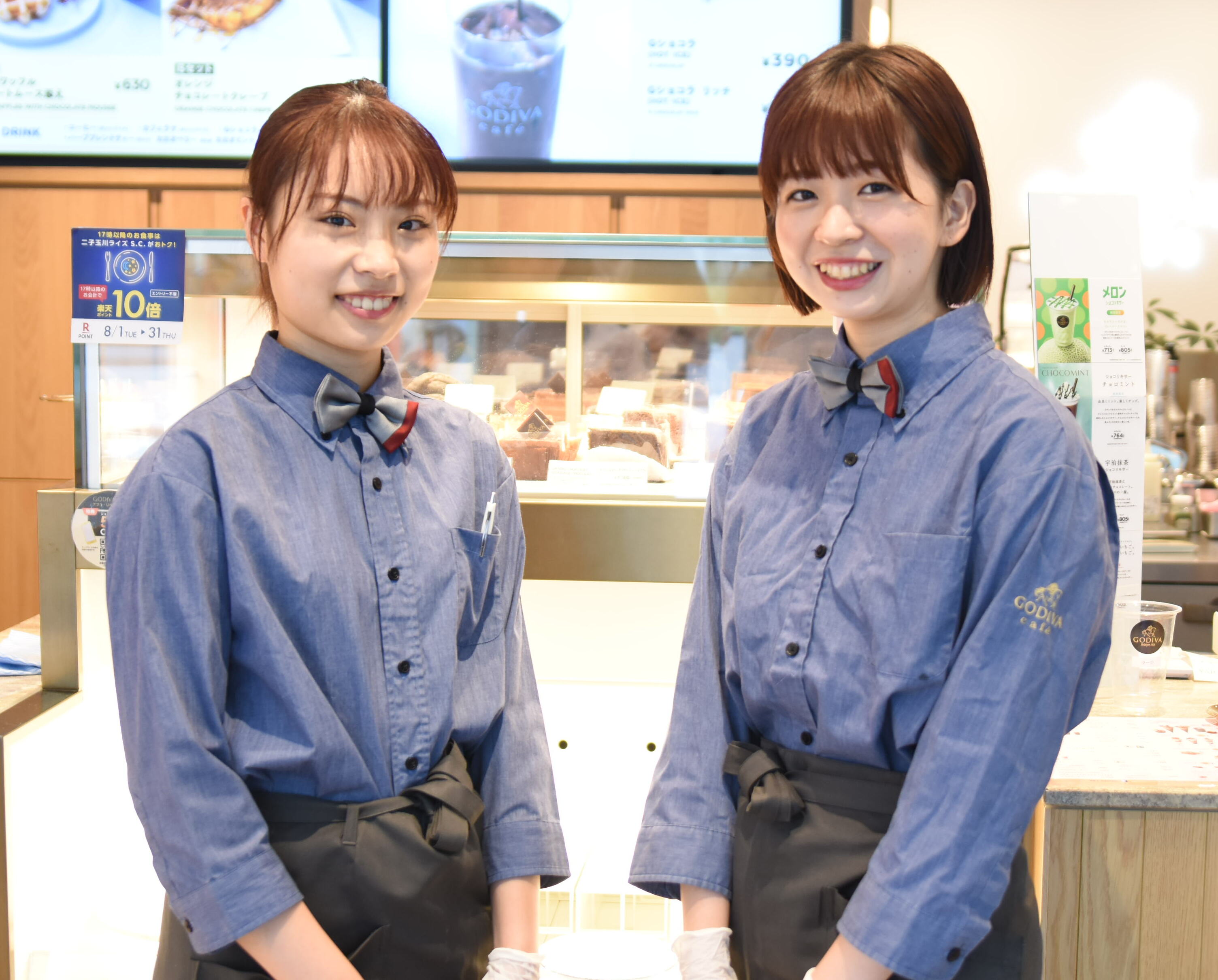 笑顔で微笑む女性店員2名