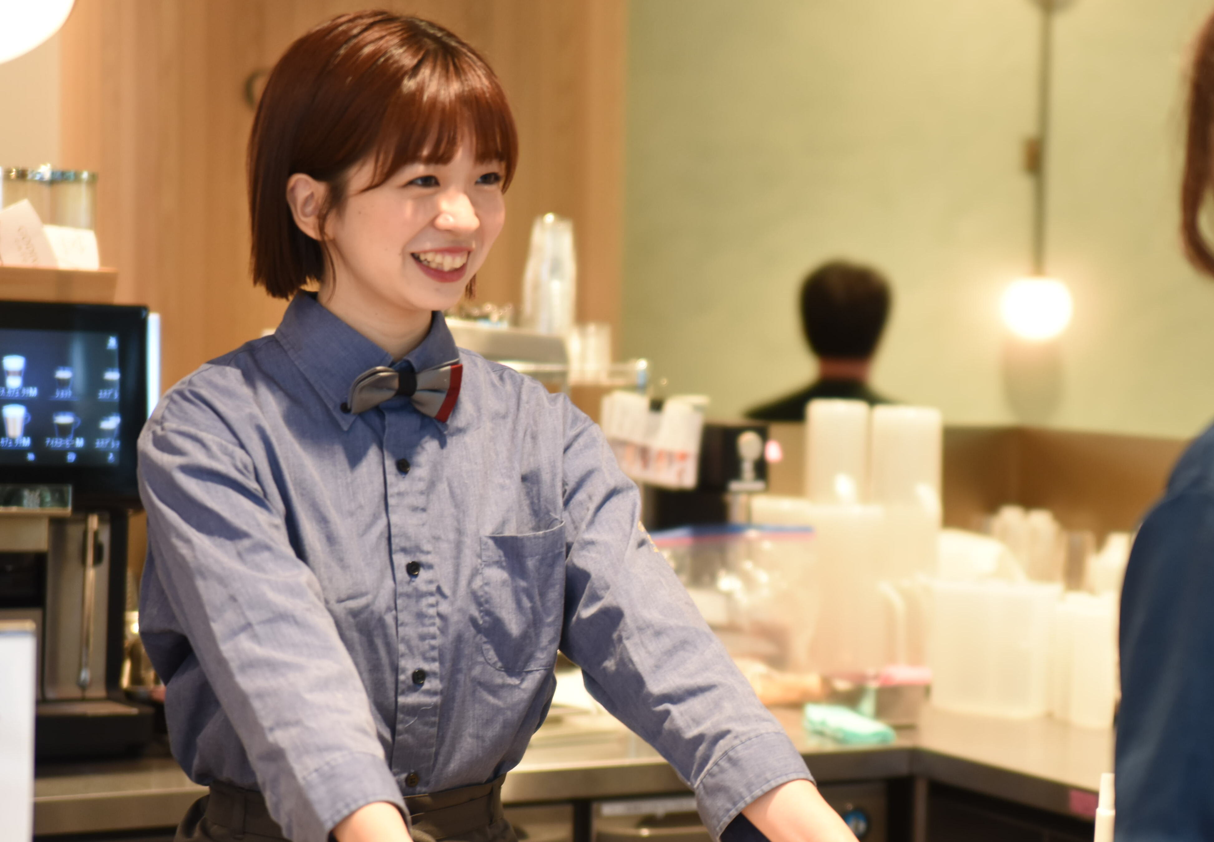 ゴディバカフェで接客を行う女性店員