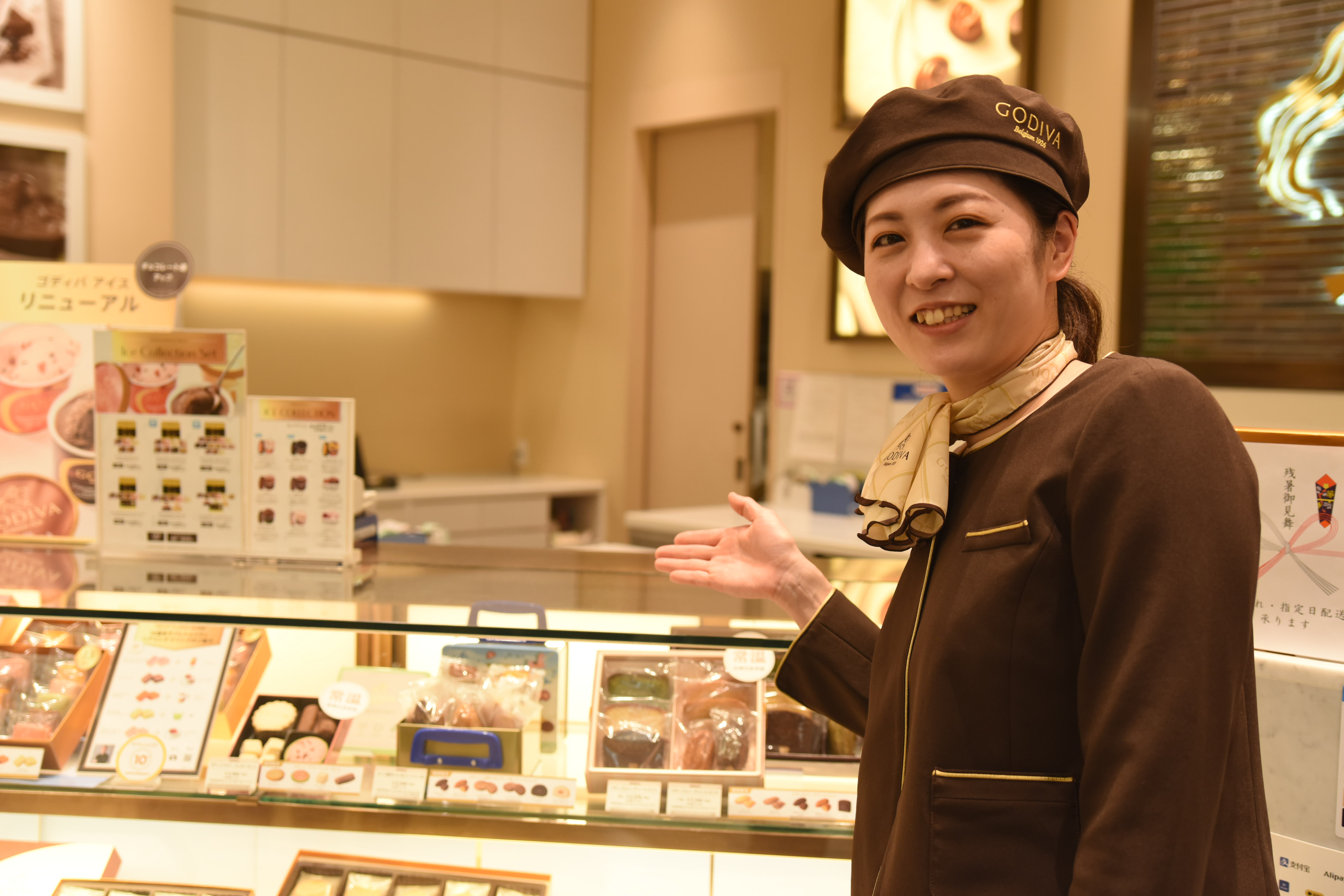 GODIVAの店舗でチョコレートを案内する女性店員
