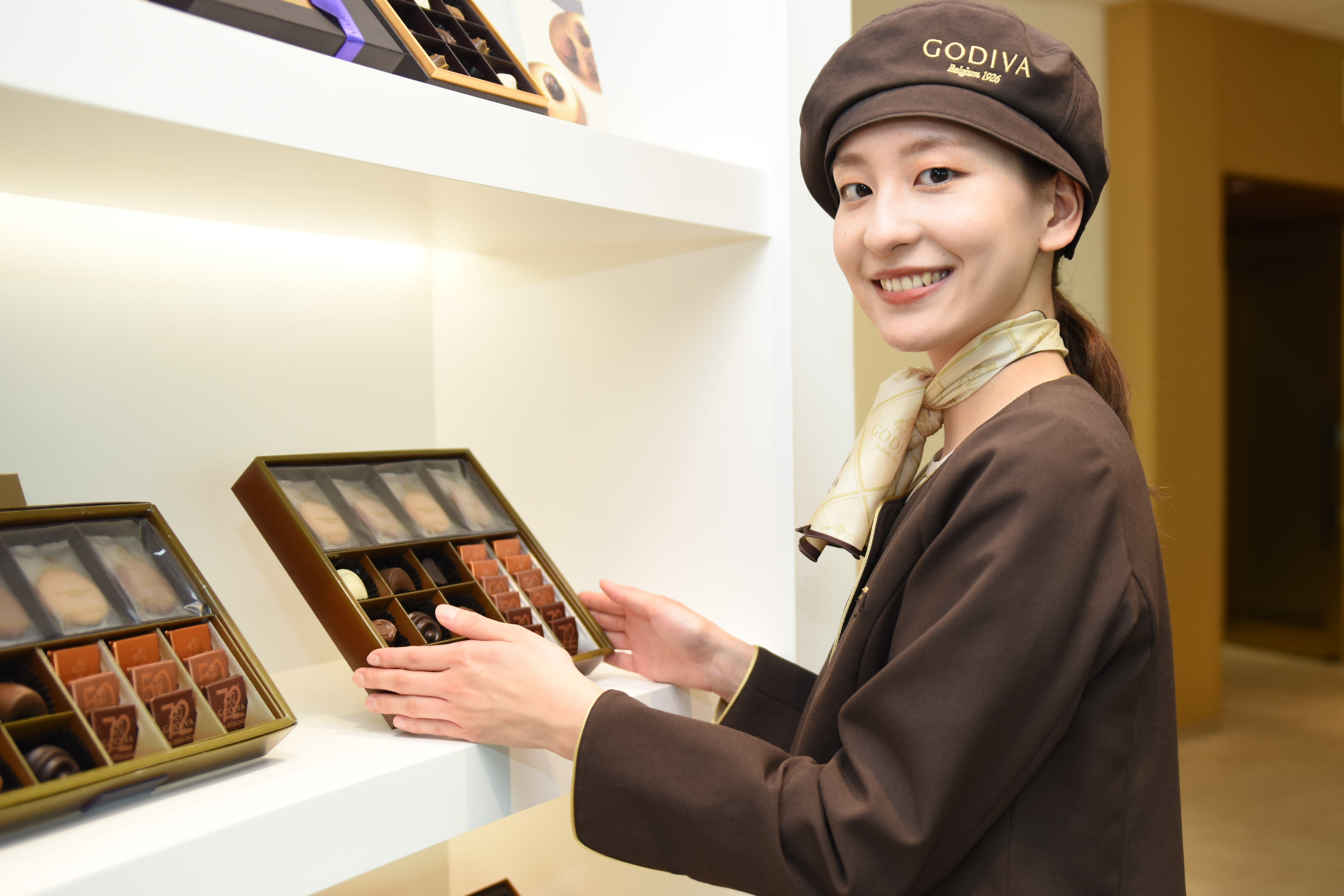 GODIVAの商品を並べる女性店員