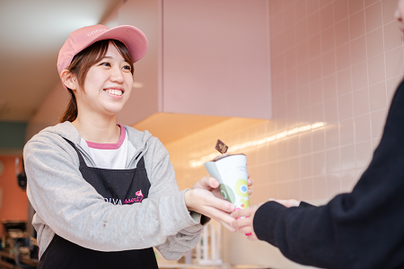 商品を差し出す女性店員